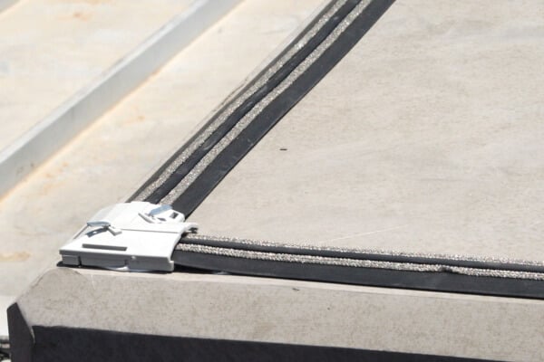 Flat track corner connection